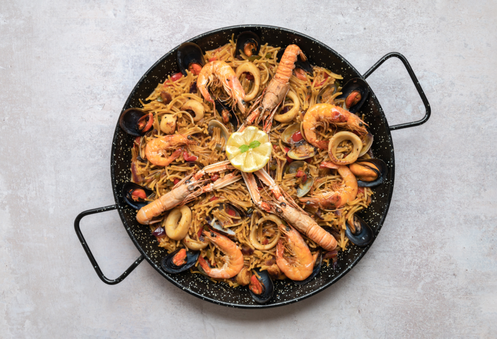 pentola di paella ai frutti di mare