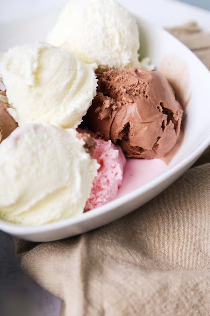 coppetta di gelato cioccolato e vaniglia