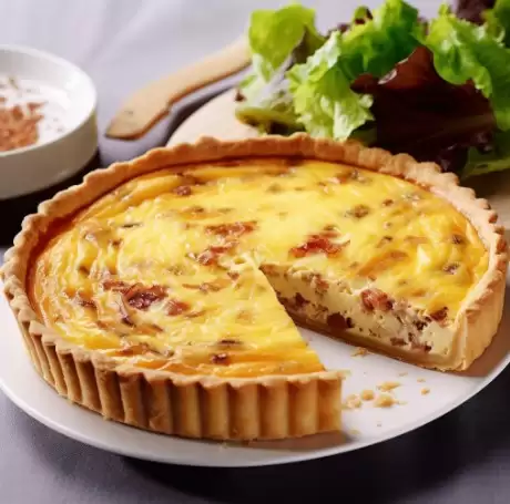 un piatto con la quiche Lorraine